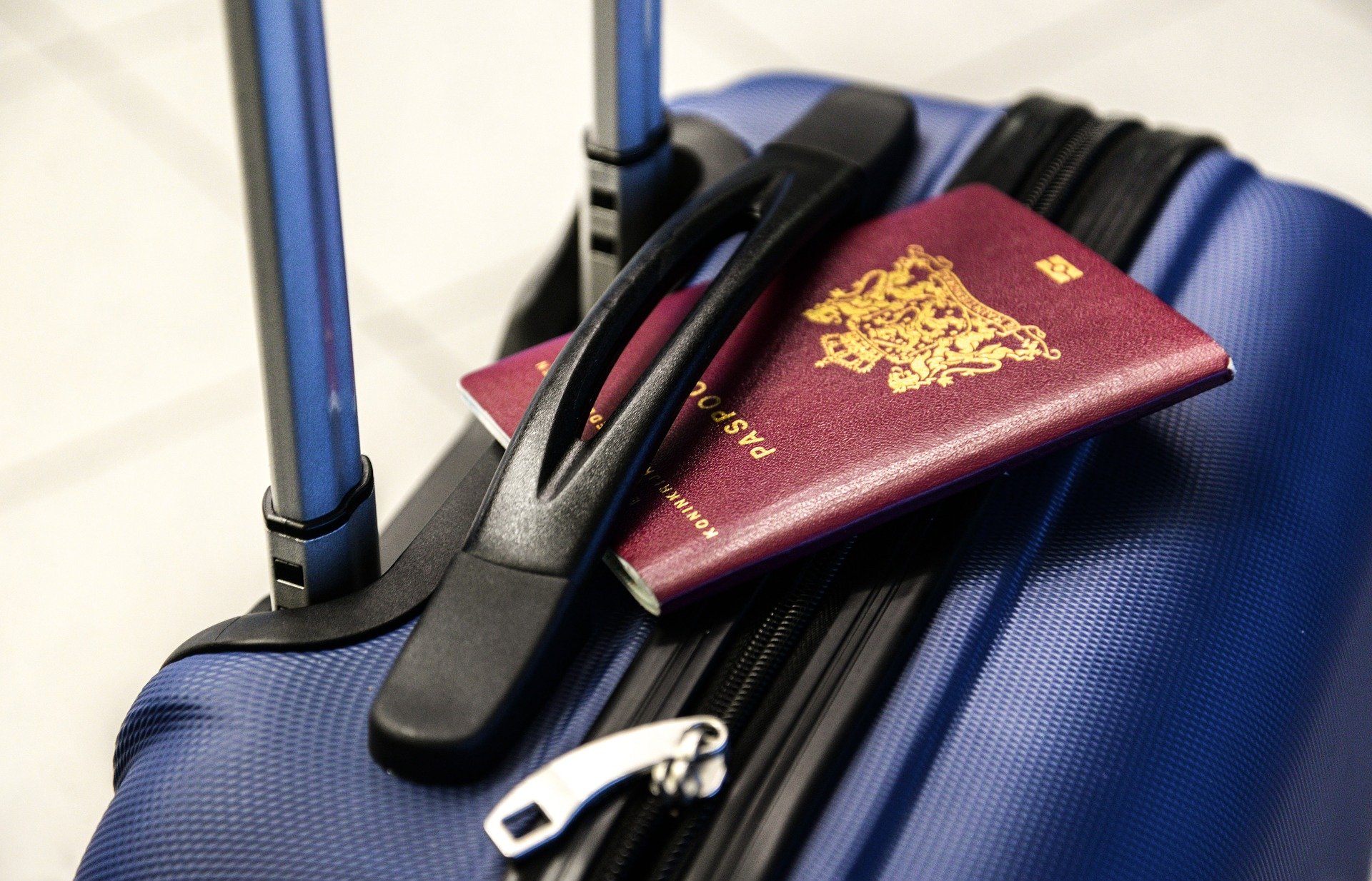 Immagine valigia e passaporto