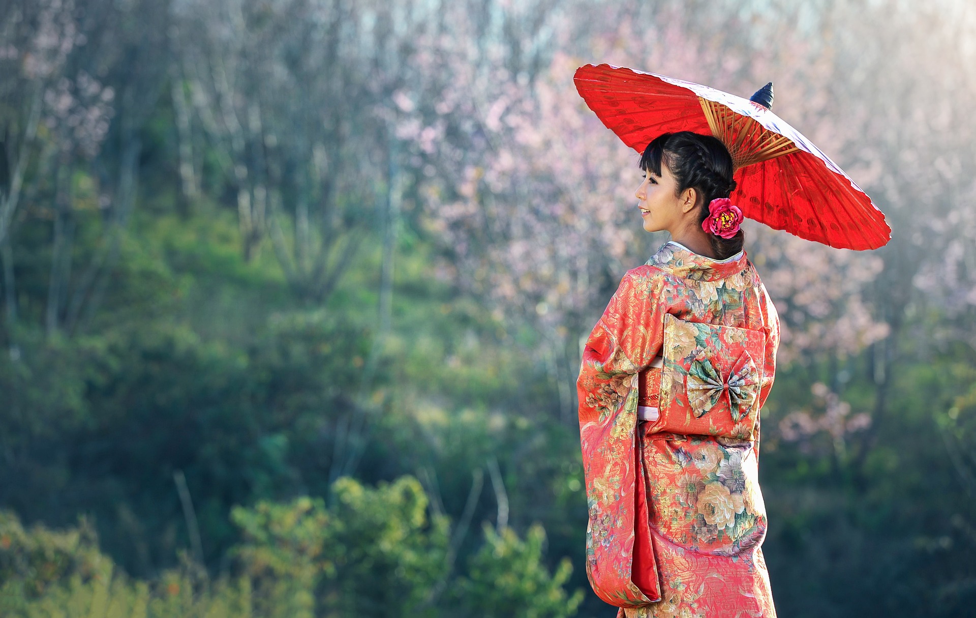 ragazza con kimono giapponese, foresta sullo sfondo
